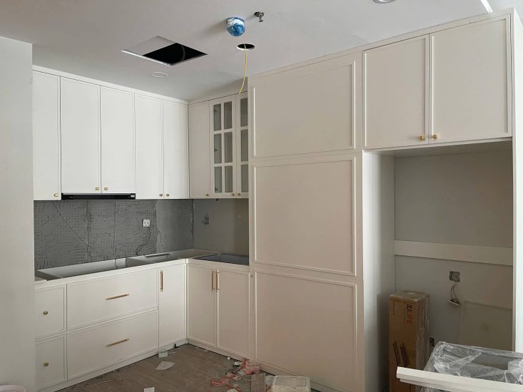 Căn bếp sau khi đã cải tạo và lắp tủ bếp mới với phong cách tối giản hiện đại.