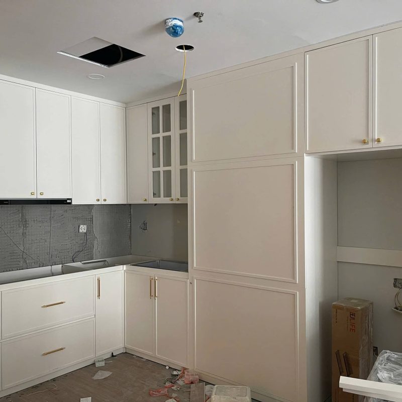 Căn bếp sau khi đã cải tạo và lắp tủ bếp mới với phong cách tối giản hiện đại.