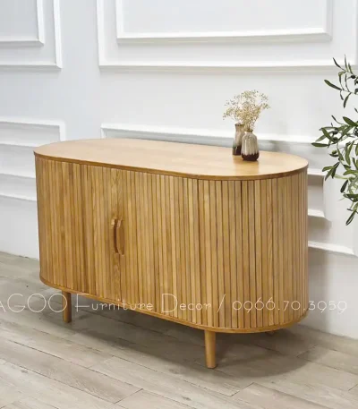 Tủ sideboard nan lùa SB0005 bằng gỗ Tần Bì tự nhiên, thiết kế tối giản phong cách Bắc Âu, nan gỗ dọc mềm mại, bề mặt sáng mịn, đặt trong không gian phòng khách hiện đại.