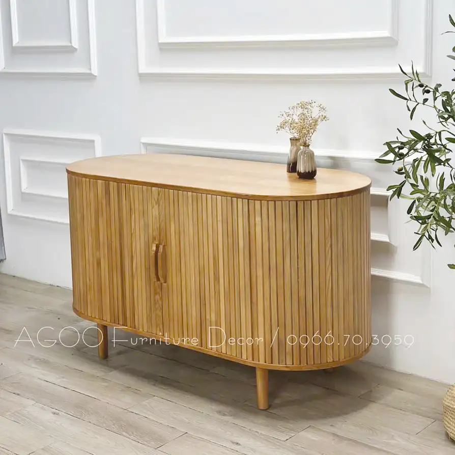 agoo-vn Tủ sideboard nan lùa SB0005 bằng gỗ Tần Bì tự nhiên, thiết kế tối giản phong cách Bắc Âu, nan gỗ dọc mềm mại, bề mặt sáng mịn, đặt trong không gian phòng khách hiện đại.