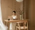 Góc làm việc phong cách Japandi với bàn gỗ sáng, ghế mây và ánh sáng dịu nhẹ.