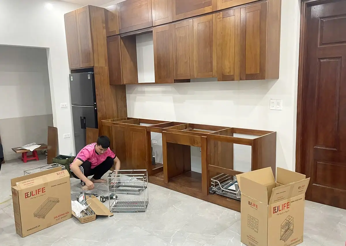 Tủ bếp gỗ tự nhiên lắp phụ kiện bếp eulife