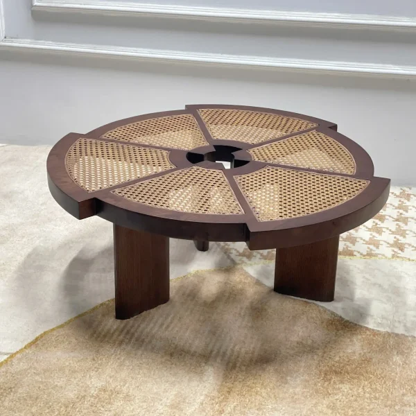 Bàn Trà Lục Giác Mặt Mây – BT0016 là mẫu bàn trà phong cách Minimalist – Japandi, kết hợp giữa khung gỗ