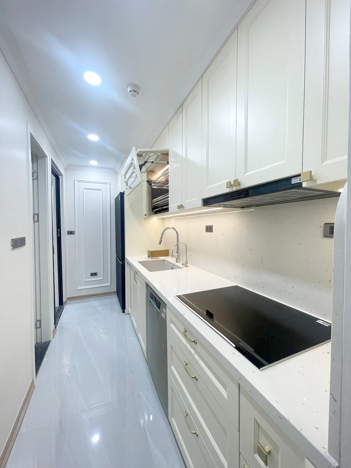 tu-bep-modern-classic-mau-trang-kem-hien-dai