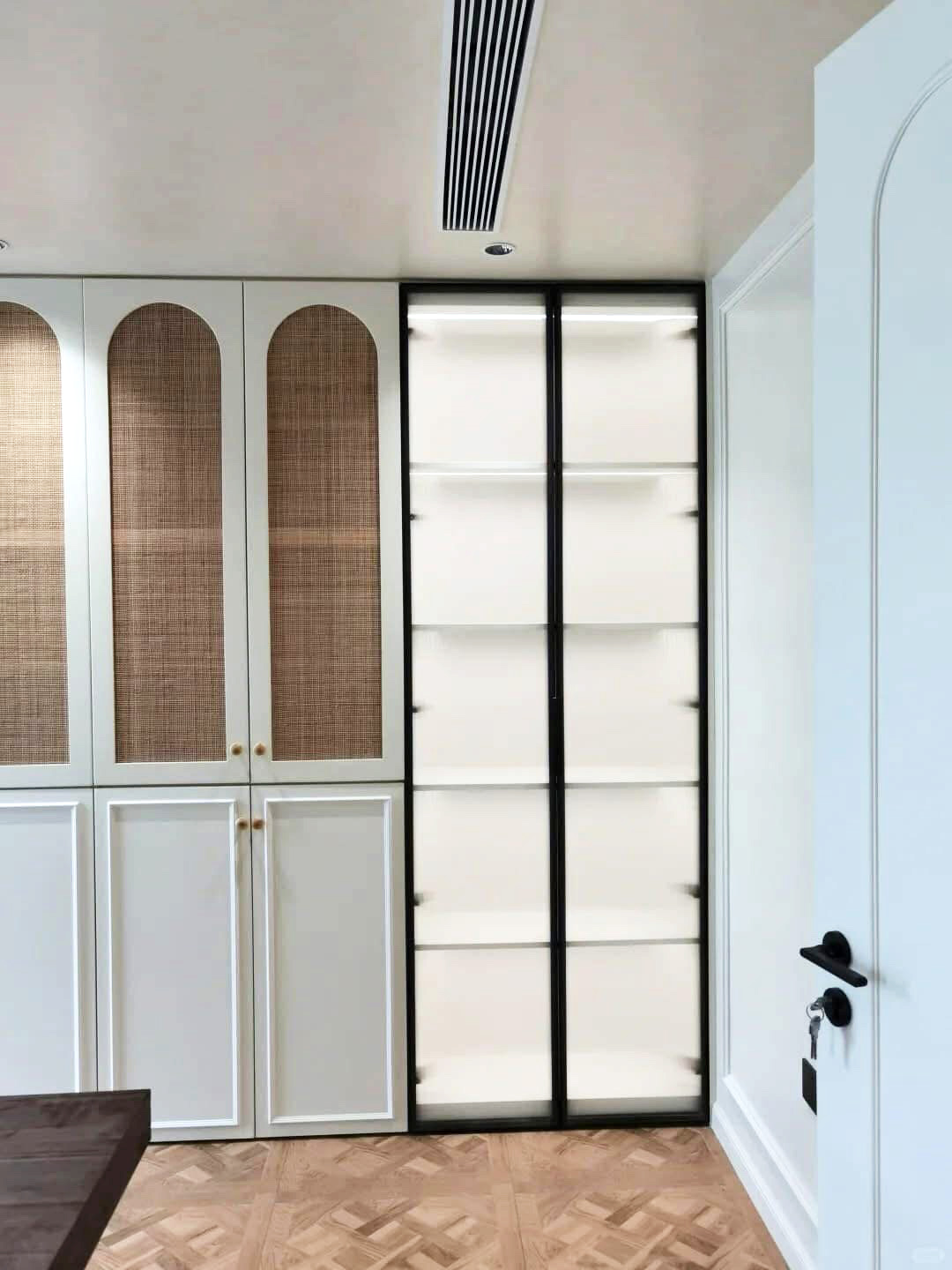 mau-tu-trung-bay-tui-xach-phong-khach