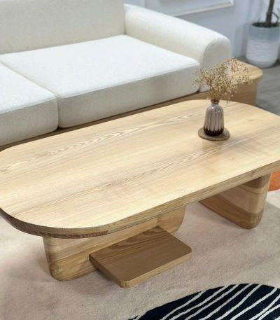 Hình ảnh cận cảnh mặt bàn arch bt0020 hình elip với những đường vân gỗ Tần bì uốn lượn tự nhiên. Góc chụp này tôn lên sự mịn màng của bề mặt gỗ và độ tinh tế trong việc xử lý các đường bo cong mềm mại