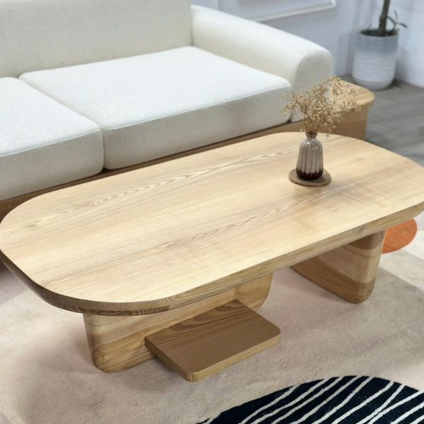Hình ảnh cận cảnh mặt bàn arch bt0020 hình elip với những đường vân gỗ Tần bì uốn lượn tự nhiên. Góc chụp này tôn lên sự mịn màng của bề mặt gỗ và độ tinh tế trong việc xử lý các đường bo cong mềm mại