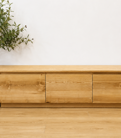 Mẫu kệ tivi Japandi Kt0010 với thiết kế tối giản, chân thấp hiện đại và hệ ngăn kéo lưu trữ tiện dụng dành cho căn hộ chung cư cao cấp