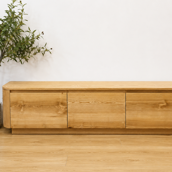 Mẫu kệ tivi Japandi Kt0010 với thiết kế tối giản, chân thấp hiện đại và hệ ngăn kéo lưu trữ tiện dụng dành cho căn hộ chung cư cao cấp