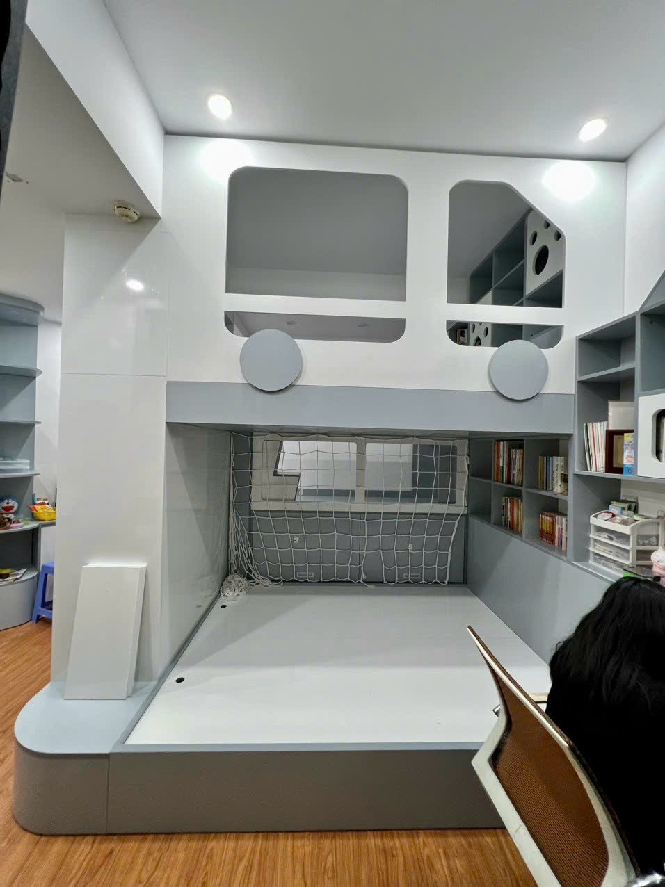 Nội thất phòng ngủ trẻ em sử dụng MDF kết hợp gỗ tự nhiên, hoàn thiện sơn công nghiệp 2K giúp bề mặt bền đẹp và dễ vệ sinh