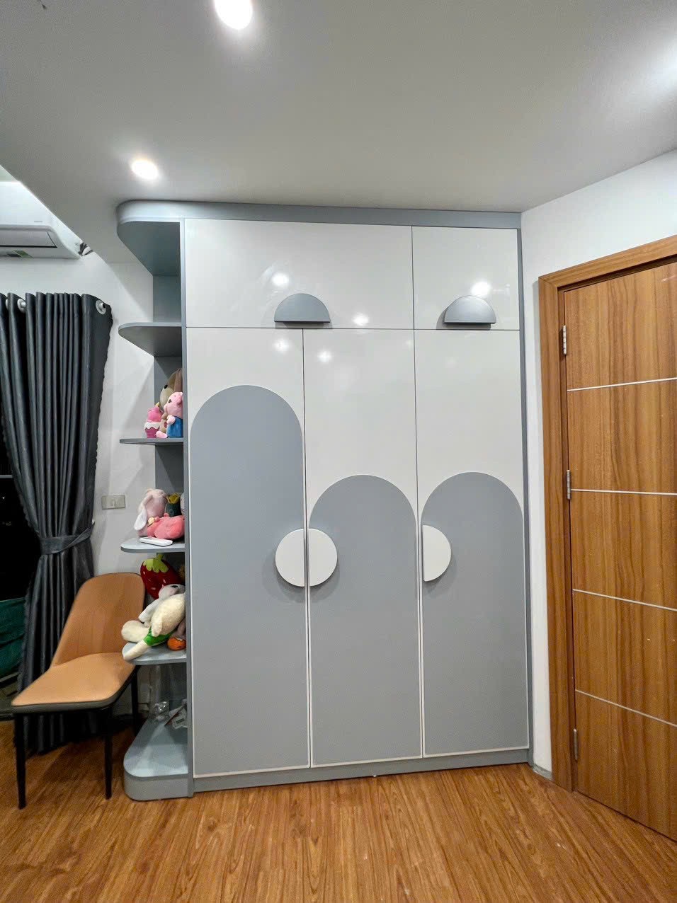 Hệ tủ áo trẻ em MDF sơn công nghiệp 2K màu xám trắng hiện đại, thiết kế cao sát trần giúp tăng không gian lưu trữ hiệu quả.