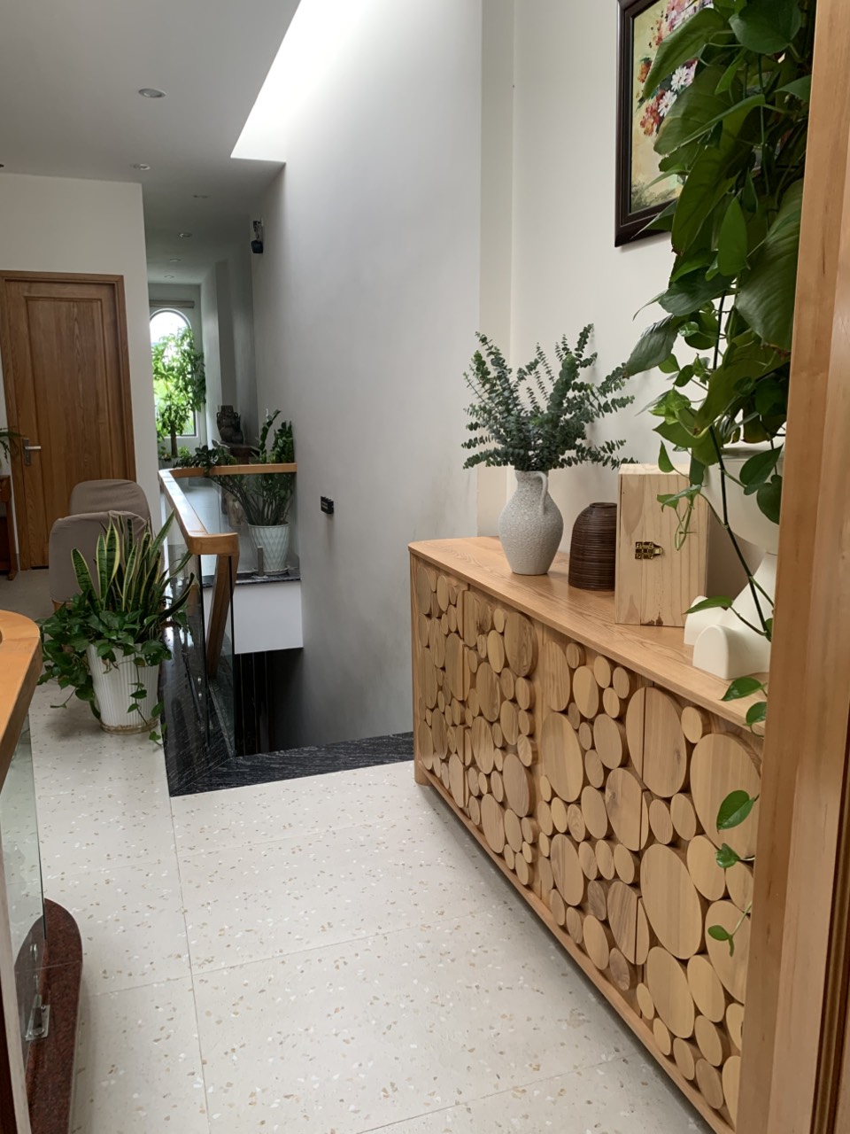 Không gian phòng khách phối tủ Sideboard Orbit thực tế nhà chị Dung