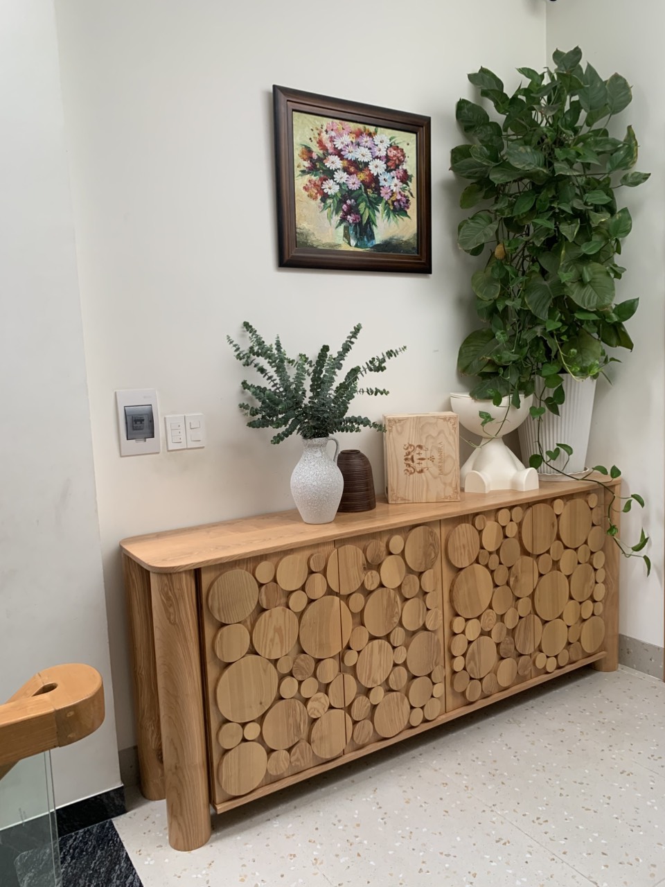 Cận cảnh chi tiết vân gỗ của tủ Sideboard Orbit Ash