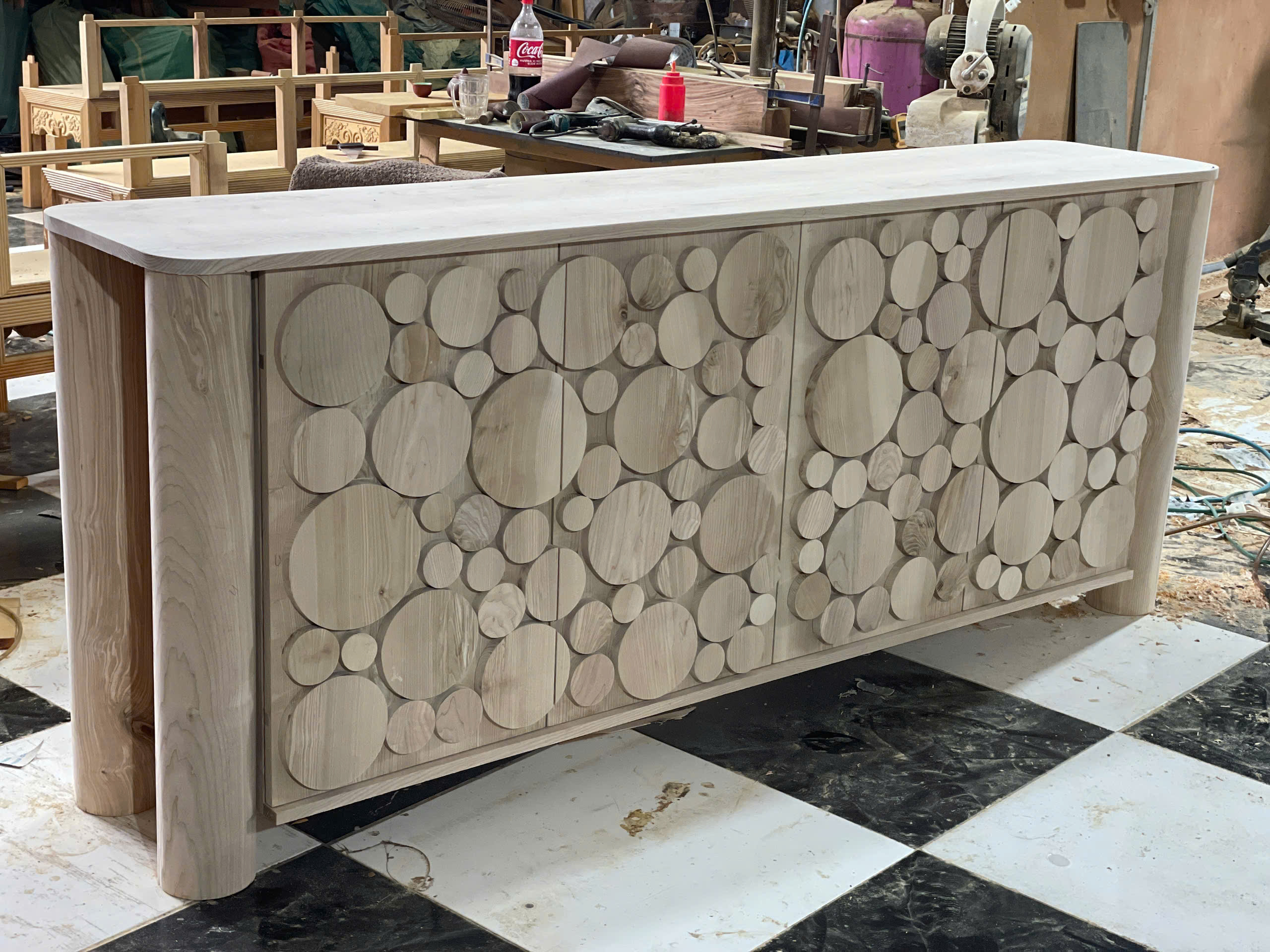 Tủ sideboard hoàn thiện phần mộc thô tại xưởng Thạch Thất