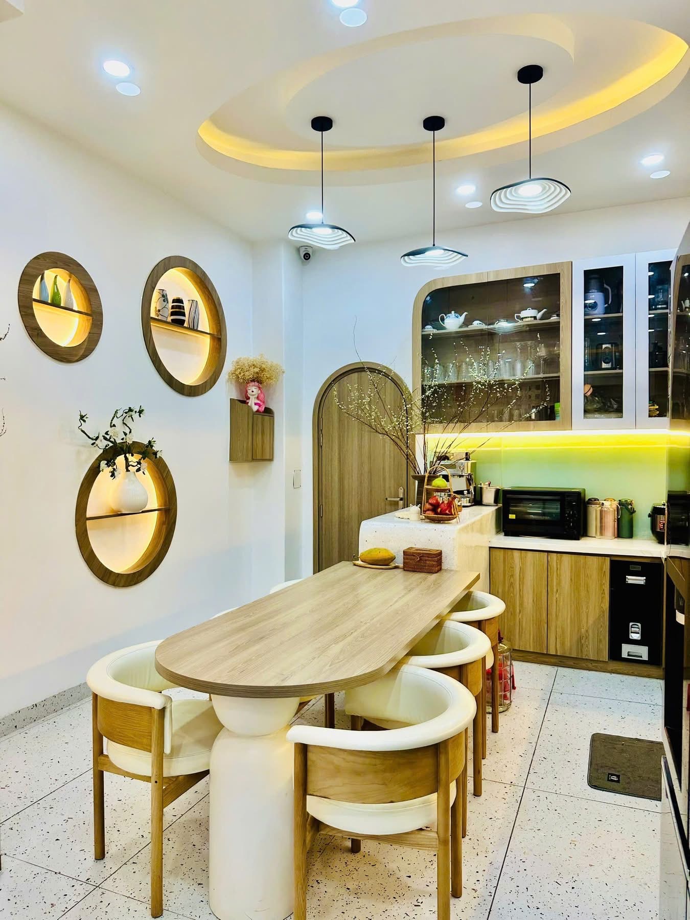 Cải Tạo Nội Thất Nhà Phố Hiện Đại Với Hệ Tủ Lưu Trữ Thông Minh