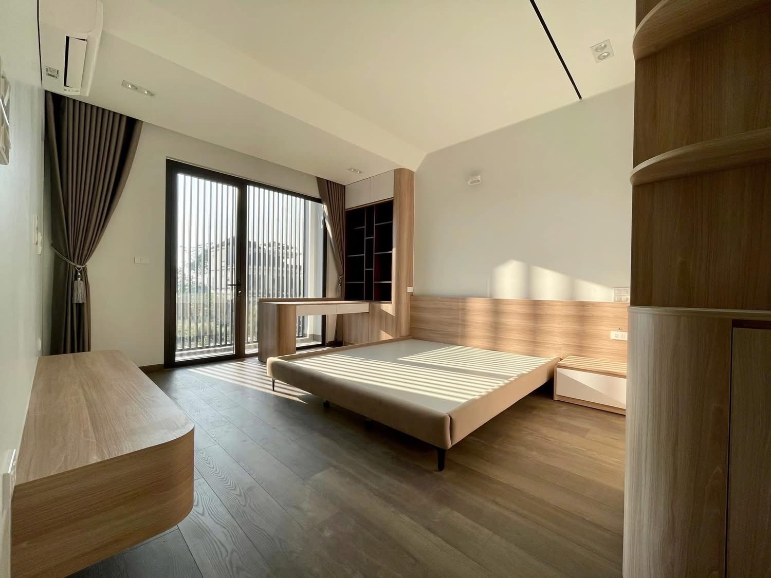 Cải Tạo Nội Thất Nhà Phố Hiện Đại Với Hệ Tủ Lưu Trữ Thông Minh