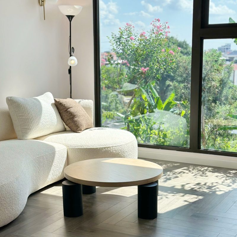 bàn trà hiện đại góc nhìn sofa hướng ra ban công