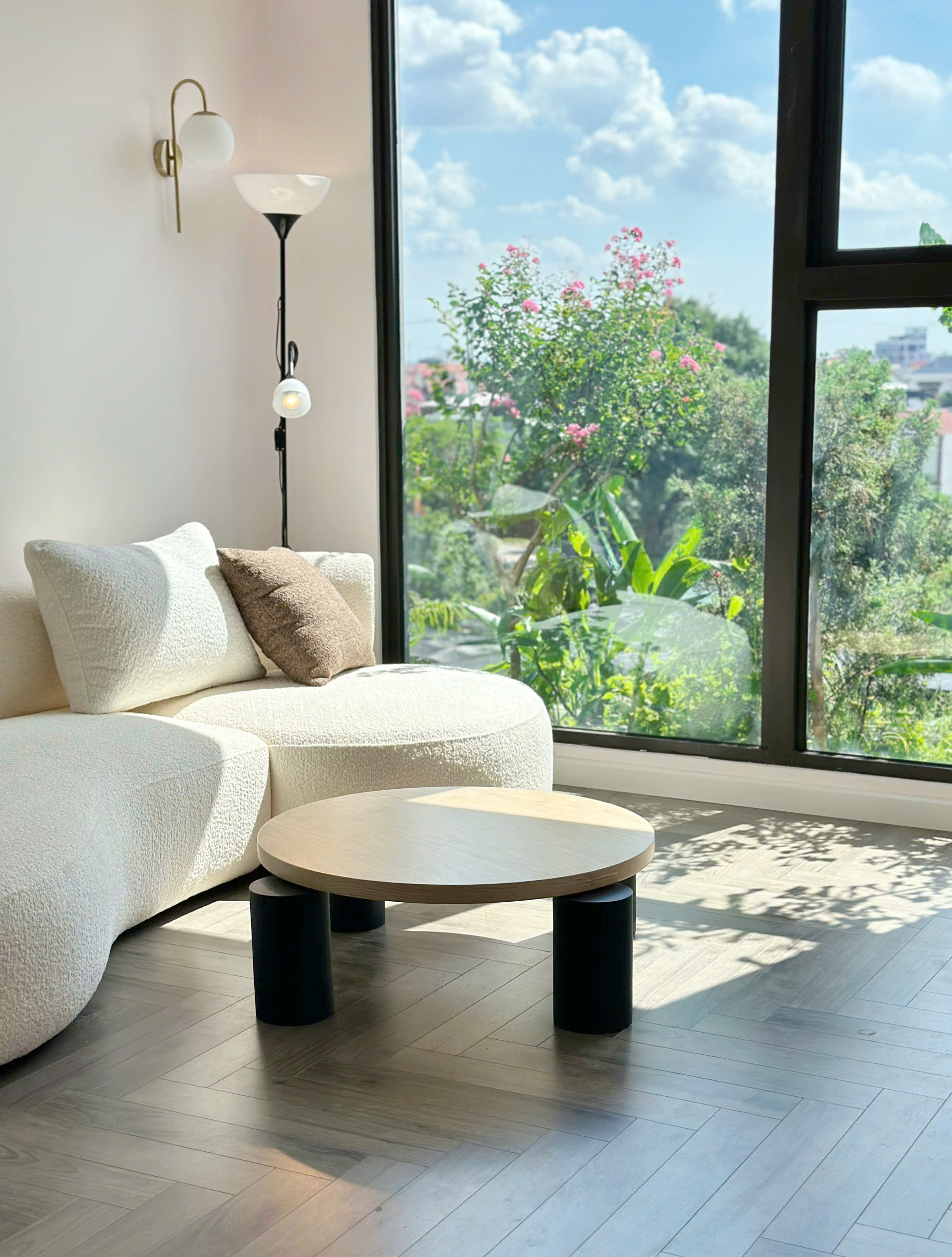bàn trà hiện đại góc nhìn sofa hướng ra ban công
