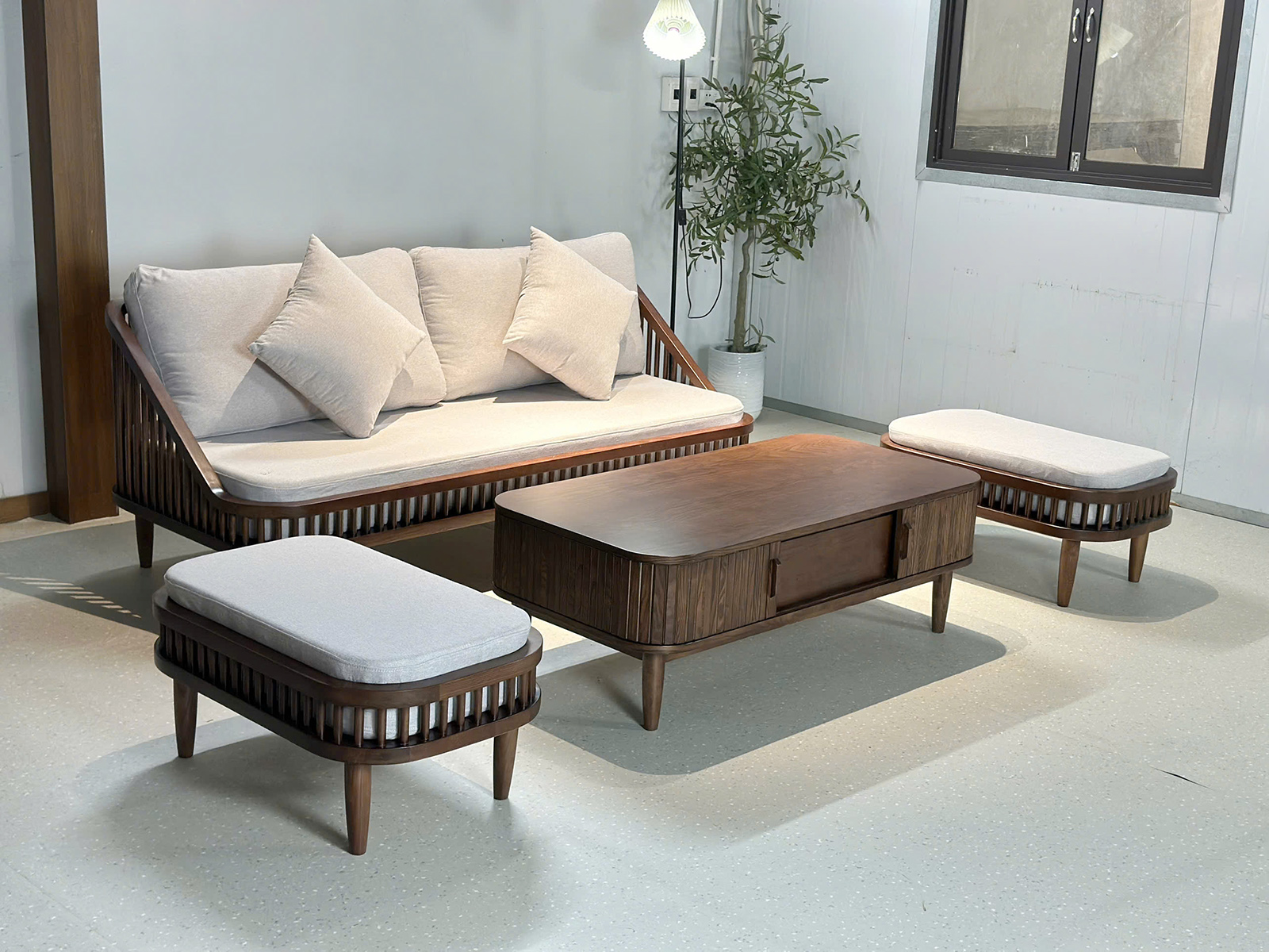 Góc nghiêng sofa KBH với khung gỗ nan và đệm sáng màu