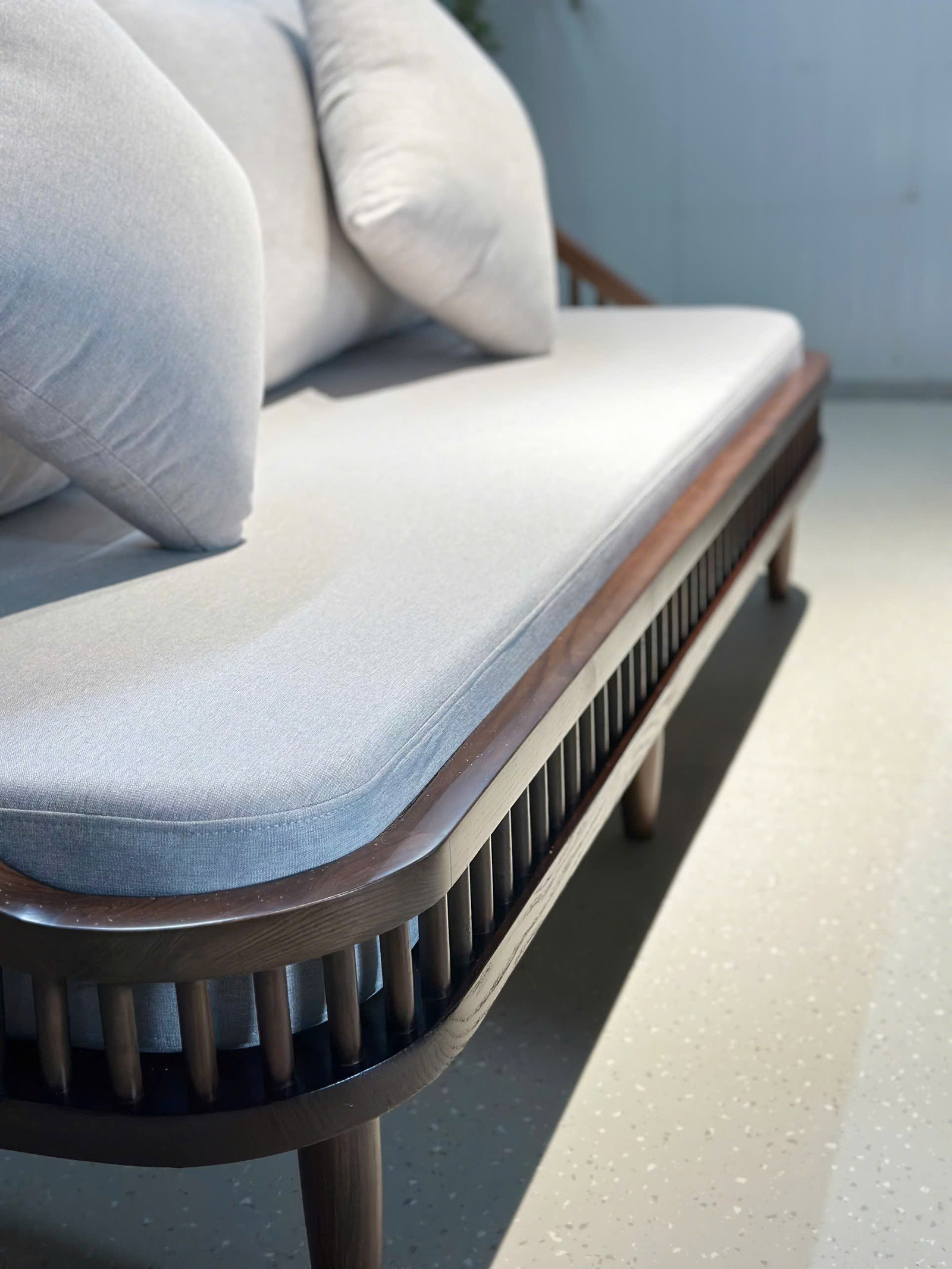 Cận cảnh phần đệm và khung gỗ nan của sofa KBH