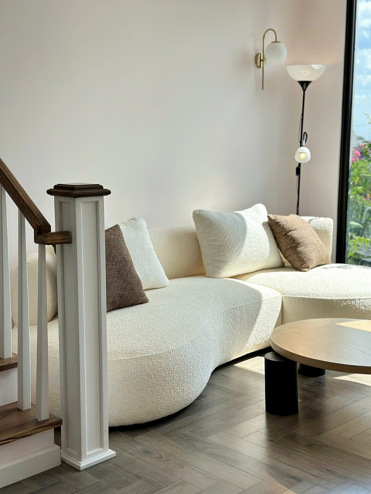 Góc thư giãn từ sofa và cầu thang với cảm giác chill nhẹ nhàng