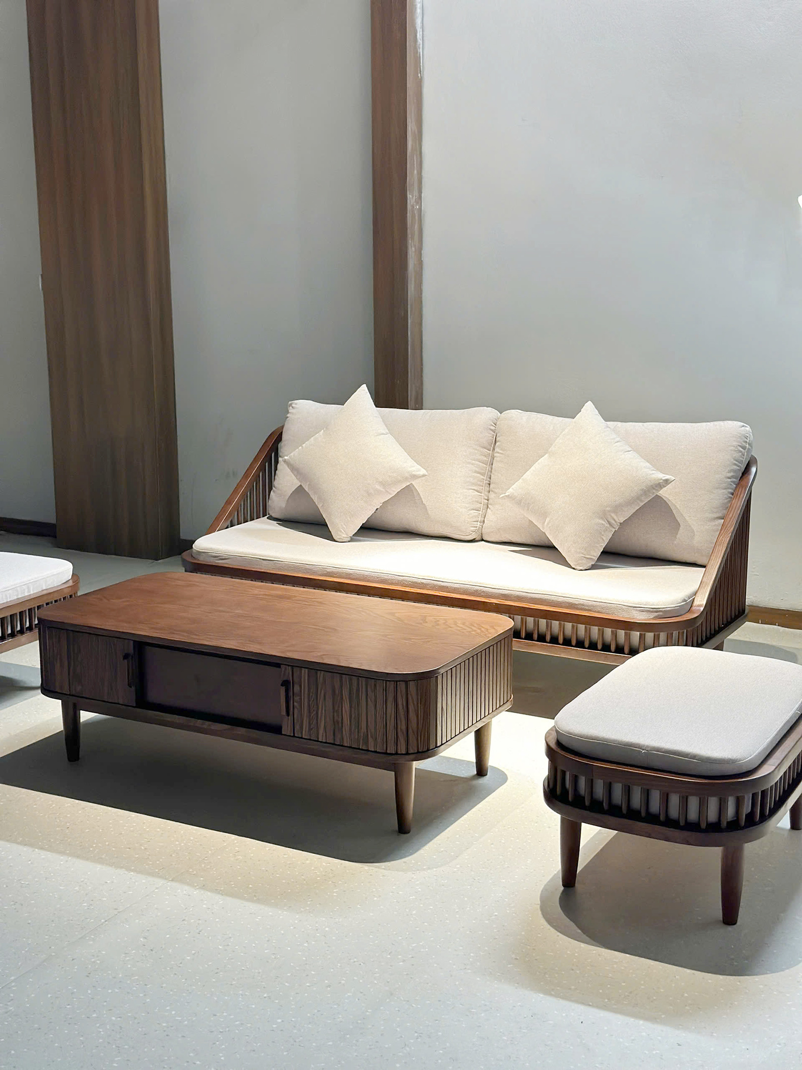 Góc nghiêng sofa KBH với đệm sáng màu và khung gỗ nâu