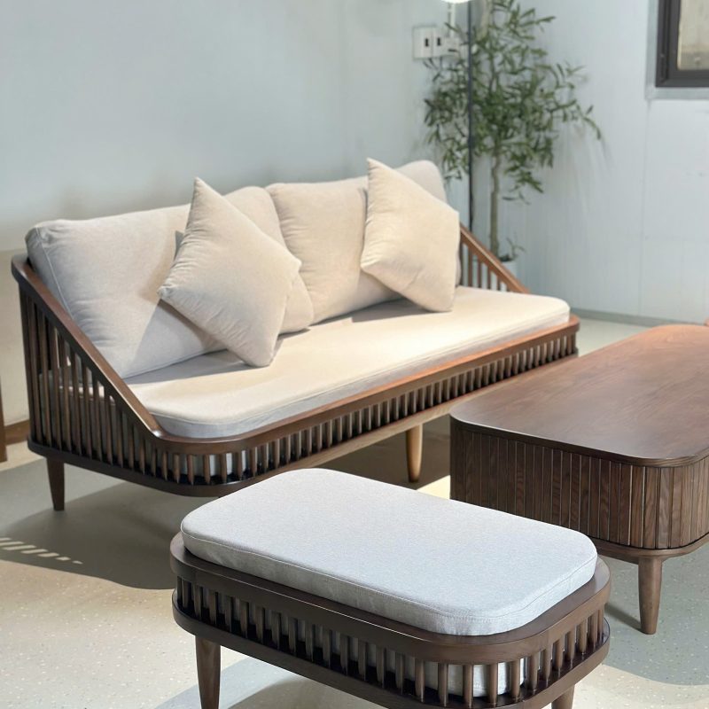 Sofa KBH cùng bàn trà và đôn được chụp tại kho hàng Agoo