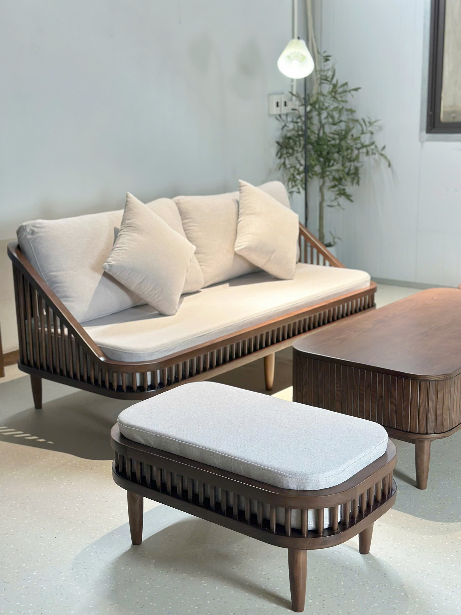 Sofa KBH cùng bàn trà và đôn được chụp tại kho hàng Agoo