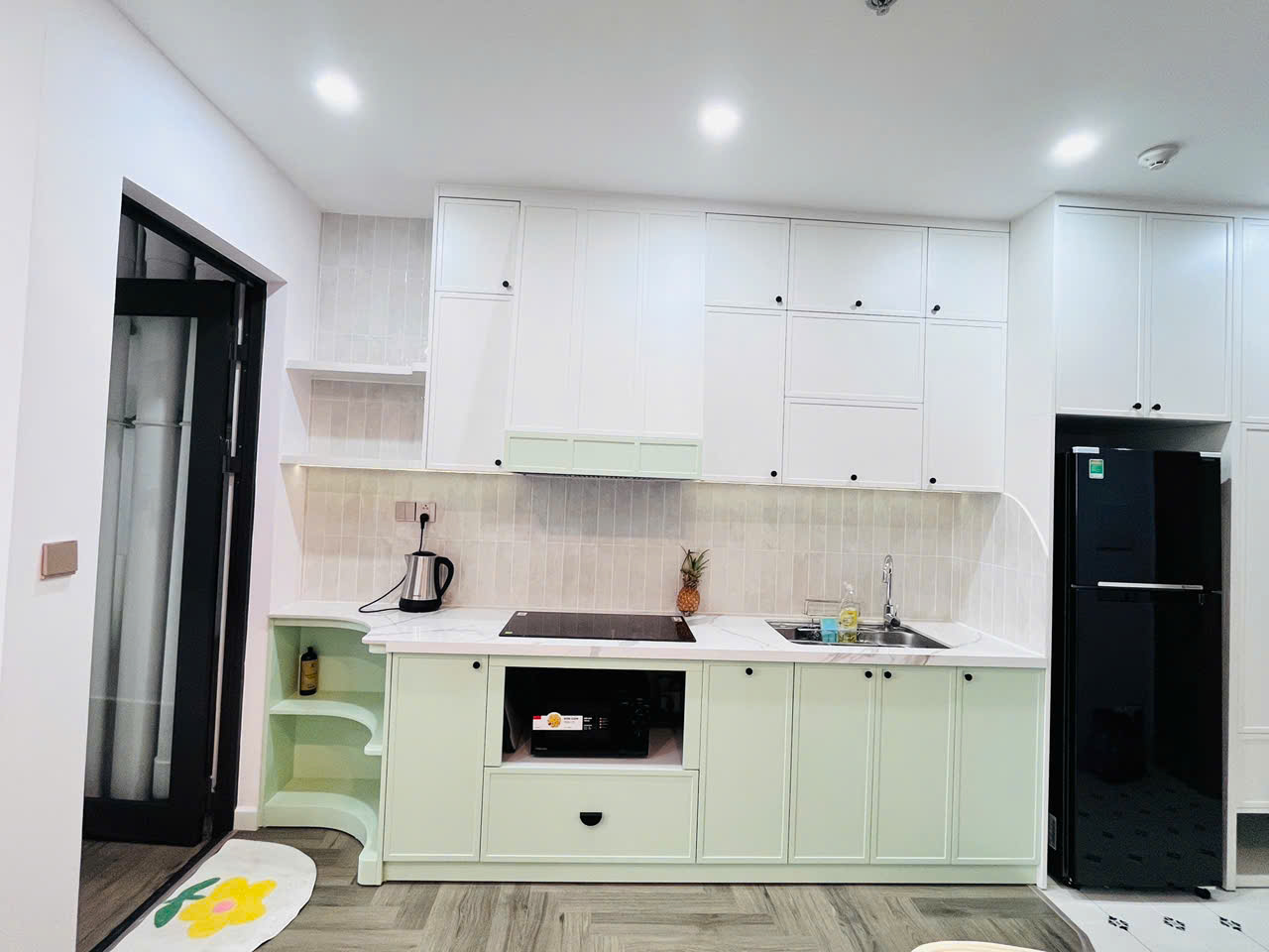 Tủ bếp khu vực được chi hoa yêu thích