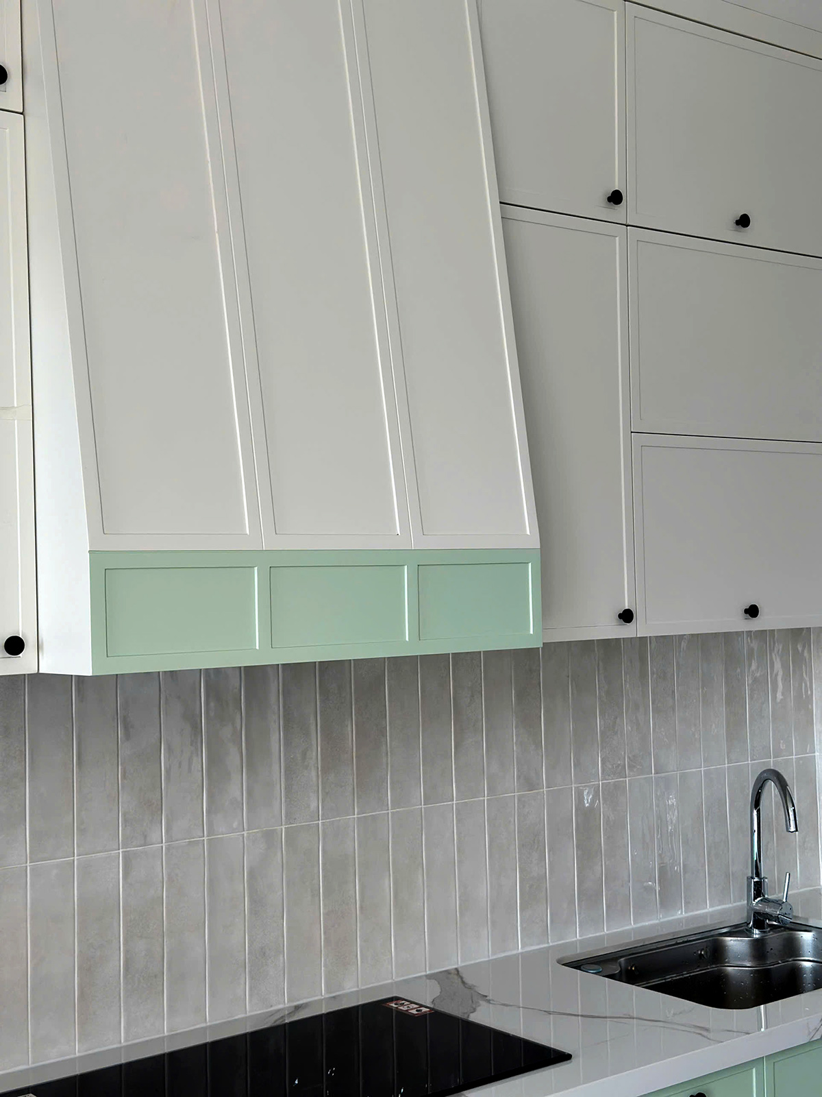 tủ bếp trên với những chi tiết scandinavian