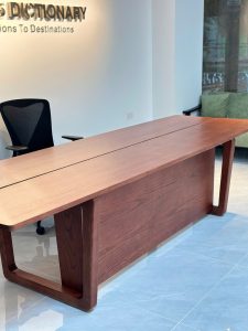 Ảnh hoàn thiện 2 dự án Bàn tiếp khách gỗ sồi chân chữ U cho trung tâm tiếng Anh