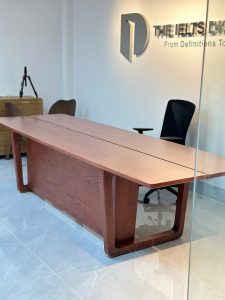 Ảnh hoàn thiện 4 dự án Bàn tiếp khách gỗ sồi chân chữ U cho trung tâm tiếng Anh