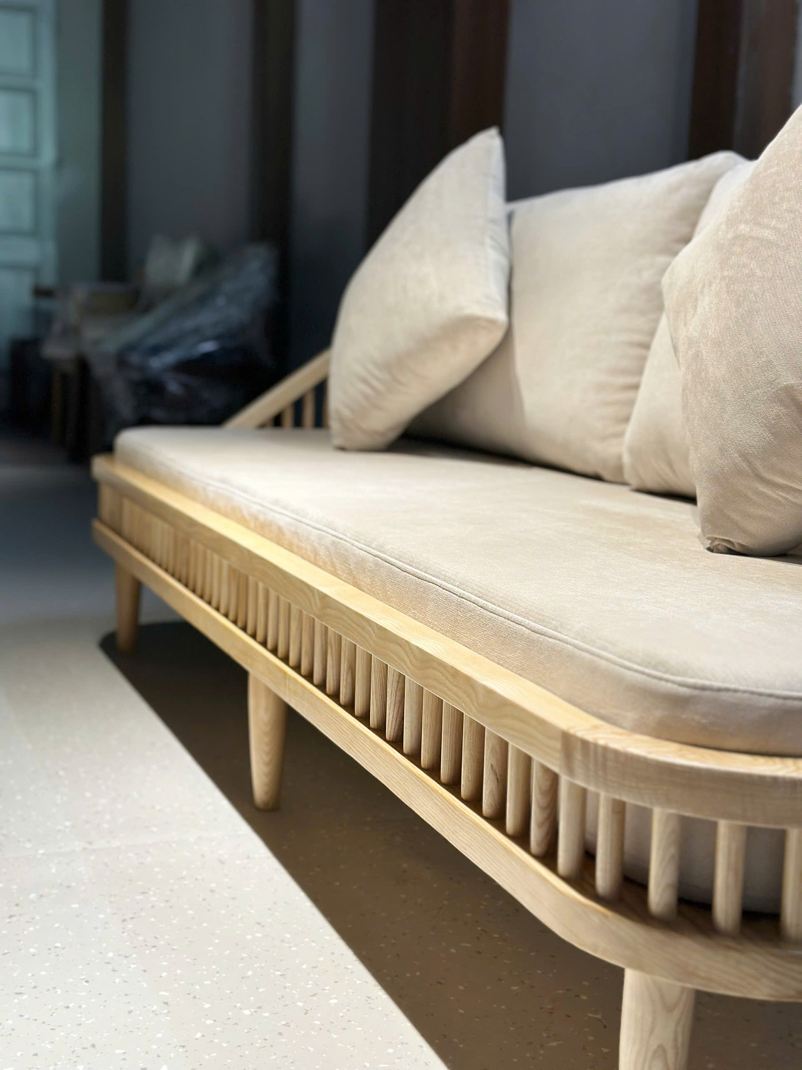 sofa kbh gỗ tần bì chi tiết khung gỗ và đệm vải